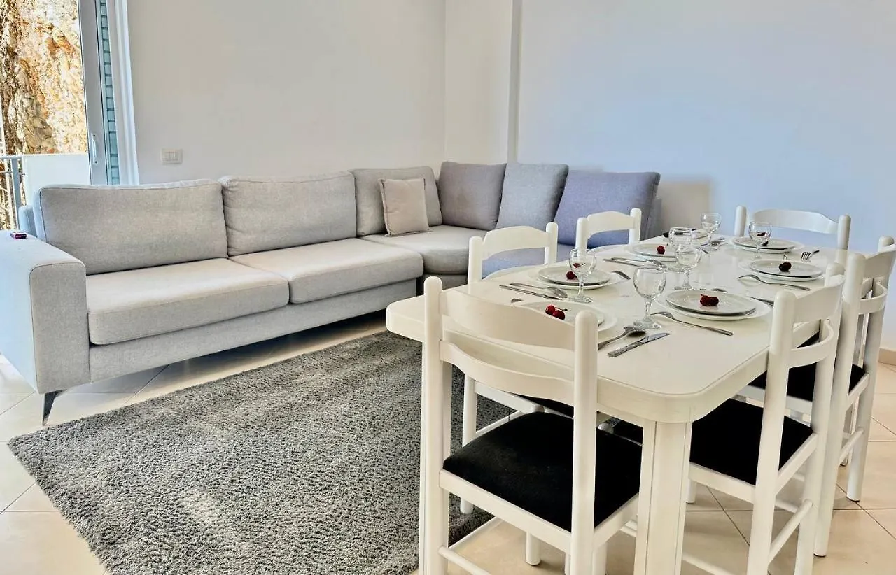 Sea And City View Apartment ساراندا