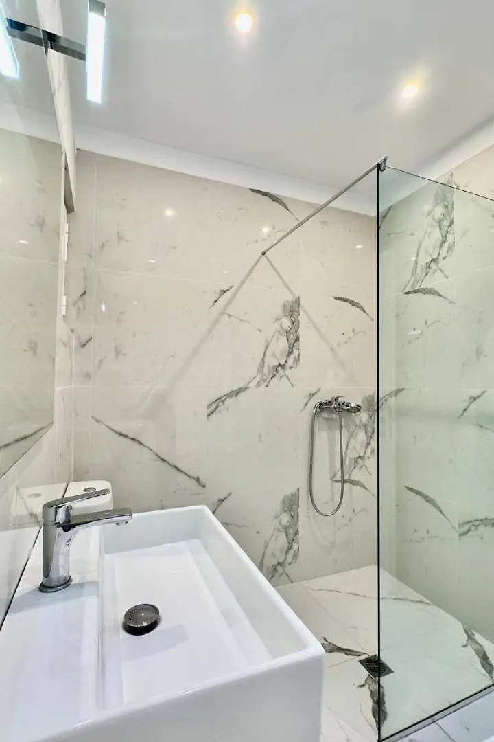 Sea And City View Apartment ساراندا ألبانيا
