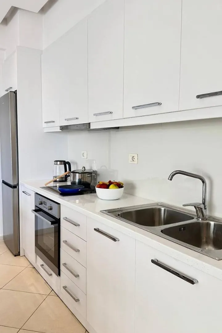 Sea And City View Apartment ساراندا