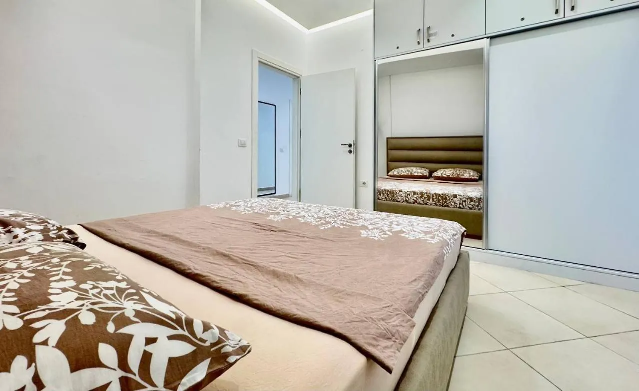 Sea And City View Apartment ساراندا 0*,  ألبانيا